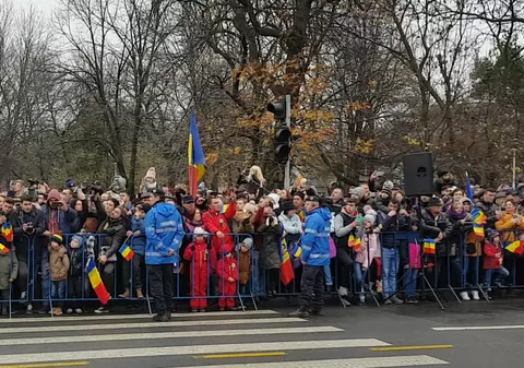 VIDEO/Gânduri de paradă, la defilarea de 1 Decembrie. Românii vor pace, unitate și un loc mai în față