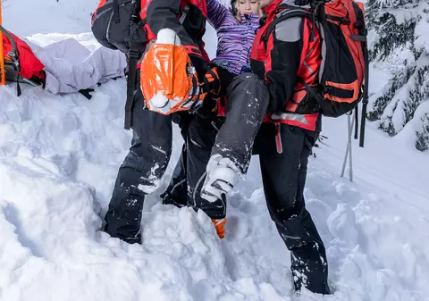 Iarna, la munte e frumos, dar te pasc și multe pericole! Ce trebuie să faci dacă ești surprins de avalanșă