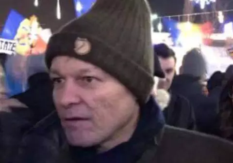 Ambasada Suediei promovează fesul purtat de Dacian Cioloș la proteste