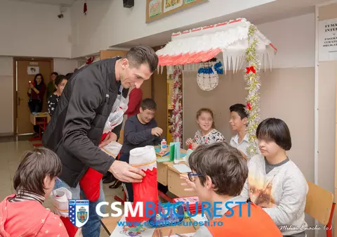 Handbaliștii de la CSM București, cadouri pentru copiii cu probleme de la Școala Specială Sf. Nicolae / VIDEO