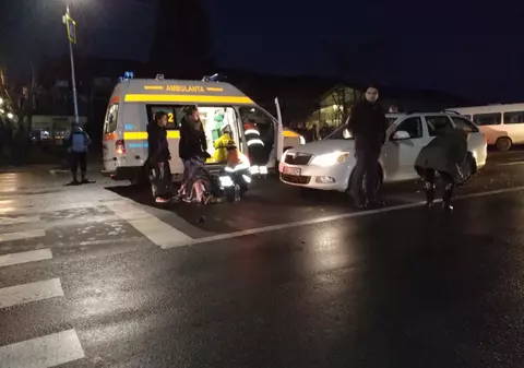 Trei elevi, loviți de microbuz în județul Sibiu. Accidentul, produs pe trecerea de pietoni