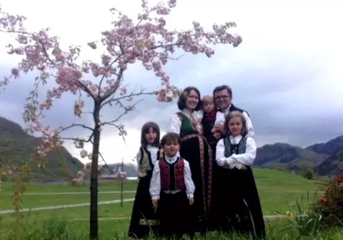 EXCLUSIV/Soții Bodnariu și cei șase copii stau cu chirie într-o căsuță, la munte. ”Nu ne mai întoarcem în Norvegia niciodată”