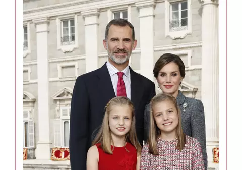 Familia Regală spaniolă a publicat felicitarea de Crăciun tradițională. Cât de drăguțe sunt cele două prințese