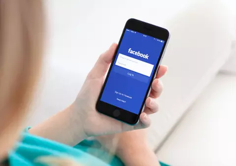 Închisoare și amenzi usturătoare pentru părinții care pun imagini cu copii pe Facebook