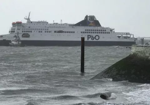 Un feribot cu peste 300 de persoane a acostat în portul Calais din cauza vremii