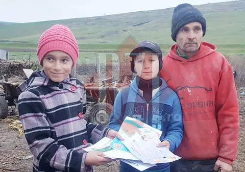 Fetița din Iași care este mamă la 11 ani pentru fratele ei. Copiii au fost abandonați de mamă