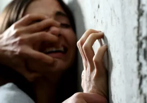 Violator din Vaslui, bătut cu un cârlig în timpul agresiunii, chiar de mama victimei