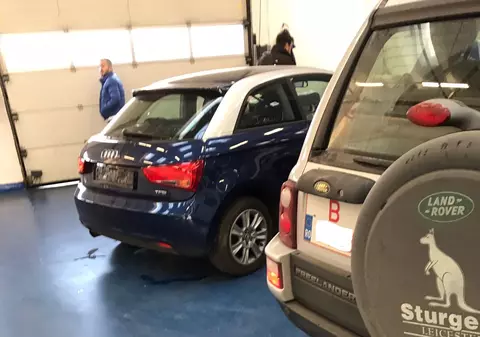 VIDEO|Foamea de rable naște ilegalități: o mașină pleacă din curtea RAR cu numere false și fără RCA