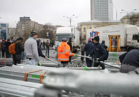 Protestatara ridicată de jandarmi iese la atac. “M-au strâns de gât cu eșarfa”