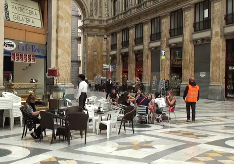 A rezistat doar o zi: Un brad de Crăciun a fost furat în 24 de ore după ce a fost instalat într-un centru comercial