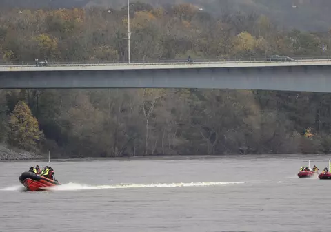 Accident naval pe Rin, soldat cu zeci de răniți. Un vas de croazieră s-a lovit de pilonul unui pod
