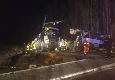 VIDEO & FOTO | Șase elevi au murit în Franța, după ce un autobuz școlar a fost spulberat de un tren