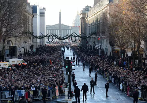 Sute de mii de fani s-au adunat pe străzile din Paris pentru a-și lua rămas bun de la Johnny Hallyday