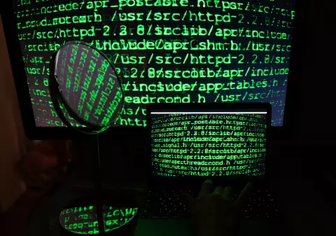 România îi va extrăda pe cei doi hackeri români care au spart calculatoare ale poliţiei din Washington DC