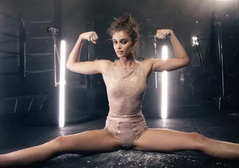 FOTO | Ședință foto incendiară: un "înger" de la Victoria's Secret își arată abilitățile de gimnastă
