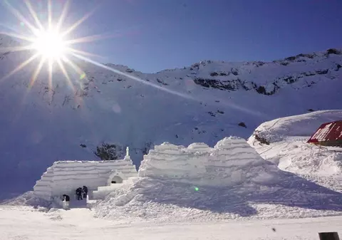 Hotelul de Gheață de la Bâlea Lac are sculpturi cu Elvis Presley și Madonna