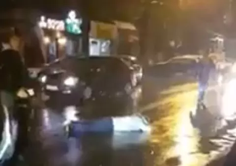 VIDEO. Un tânăr din București, care a pierdut la păcănele, snopit în bătaie de agenţi de pază