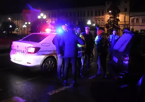 Poliţist atacat cu maceta în faţa unui club din Arad, în Ajun de Crăciun. A fost tăiat şi lovit cu pumnii în cap