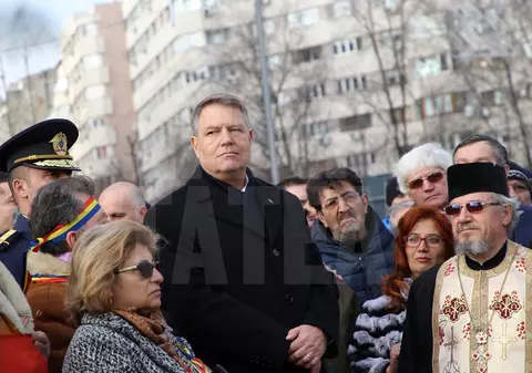 Preşedintele Iohannis a participat la ceremonia dedicată victimelor Revoluţiei, în Piaţa Universităţii / FOTO&VIDEO