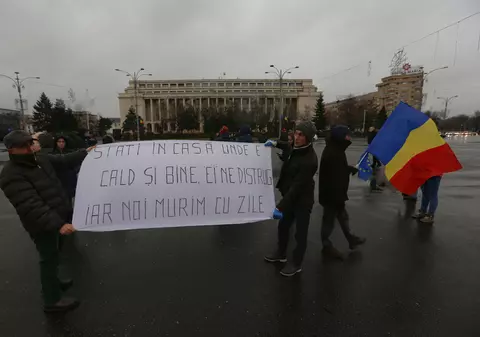 VIDEO/ Oana Pellea și Marius Manole, legați la ochi pentru "noua eră a nepuțintei". Protest mut în Piața Victoriei, duminică 17 decembrie
