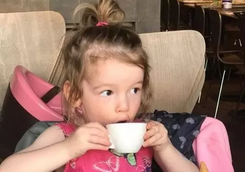 Drama unei familii: în loc să plănuiască un Crăciun perfect, părinții unei fetițe caută melodii pentru înmormântarea ei