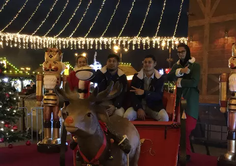 Tongalezul Moa Mua Maliepo și neo-zeelandezul Hinckley Vaovasa au vizitat Târgul de Crăciun din Capitală