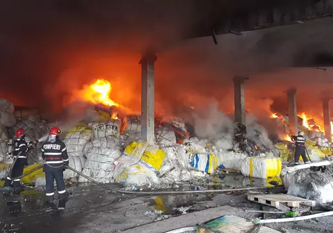 Incendiu în Vaslui. Arde un depozit de deșeuri