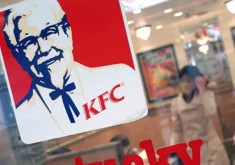 Polițiștii britanici au făcut apel către oameni să nu mai sune la urgență dacă nu găsesc pui la KFC
