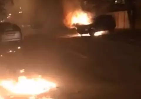 Mașină incendiată cu un cocktail Molotov la Galați