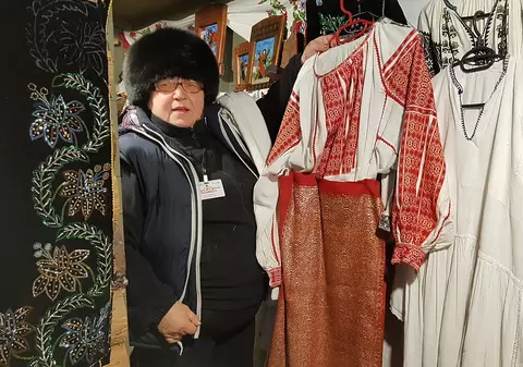 VIDEO| Recondiționează costume populare vechi de aproape 100 de ani. Cât costă o ie tradițională