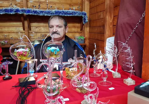 VIDEO| Omul care însuflețește Crăciunul. Vorbește cu sticla, iar ”dalta” lui e focul