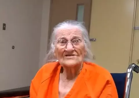 O femeie de 93 de ani a fost arestată, după ce a refuzat să părăsească azilul în care stătea