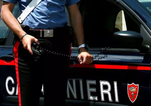 O româncă i-a bătut pe carabinierii care au venit să-i salveze soțul din pumnii ei