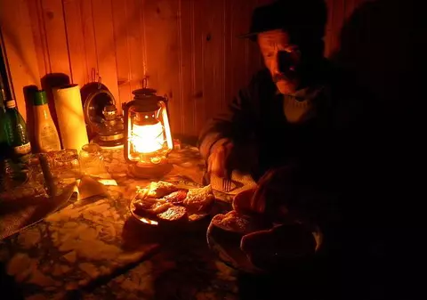 REPORTAJ/A trăit în munți cu sălbăticiunile. Nea Cârdei, omul care a adus pădurea în oraș