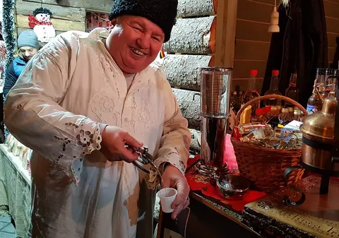 Pălincă la pompă, la târgul de Crăciun din Piața Constituției.