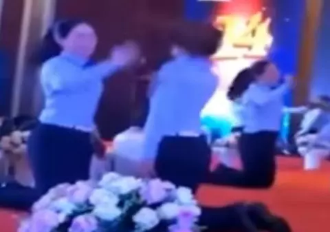 O companie forțează femeile cu rezultate slabe la job să se pălmuiască peste față pentru a-și consolida “spiritul de echipă” | VIDEO