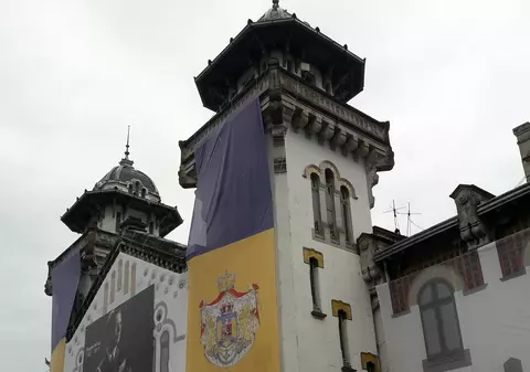 FOTO/Au ascuns paragina ...sub mesh. Gara regală din Curtea de Argeș, ”cosmetizată” pentru înmormântarea Regelui Mihai