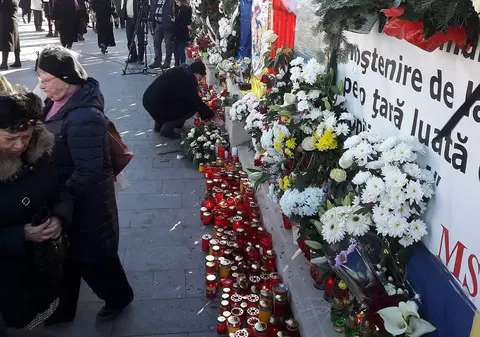 FOTO/ În genunchi, în fața Regelui Mihai. Gestul impresionant al unui elev, la Palatul Regal