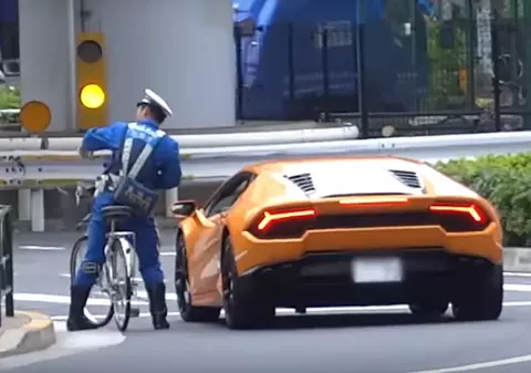 VIDEO | Un polițist cu bicicleta a urmărit un Lamborghini, după ce șoferul nu a respectat regulile de circulație