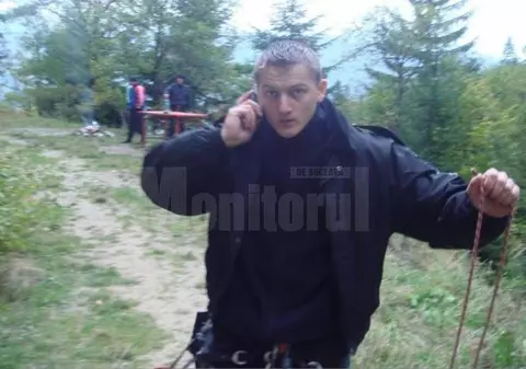 Colegii polițistului lovit cu sabia de interlop: ”I-a crăpat capul ca unui pepene!”