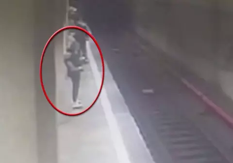 Ce mesaj avea scris în palmă criminala de la metrou. Prima tânără agresată a așteptat ore întregi pentru a da declarații polițiștilor