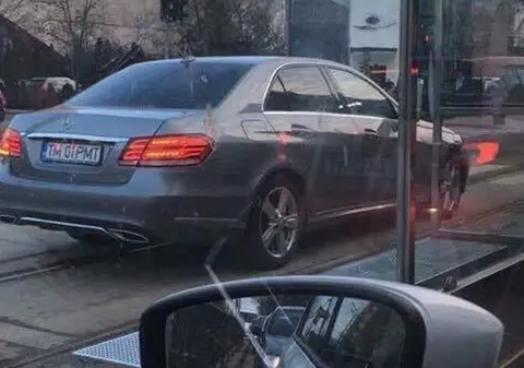 Primarul din Timișoara, surprins când depășea coloana de mașini, pe linia de tramvai. „Eu pot să circul în regim de urgență”