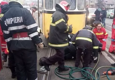 UPDATE. Bărbat prins sub tramvai la Iași. Cum a fost târât aproximativ 10 metri / VIDEO