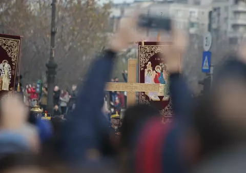 „Regele s-a dus şi am rămas cu comuniştii”. Reacția unui copil la înmormântarea Regelui Mihai