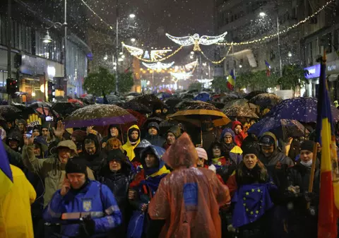 FOTO/ O nouă duminică de proteste. 4.000 de persoane au mers în marș din Piața Victoriei la Palatul Parlamentului