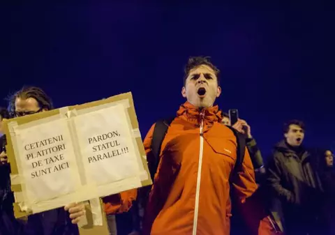 Protest la Parlament față de votul de modificare a legilor justiției. Parlamentarii USR s-au alăturat protestatarilor