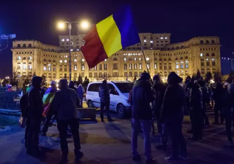 UPDATE | Doi protestatari susțin că au fost loviți cu mașina de un deputat PSD. Are dosar penal