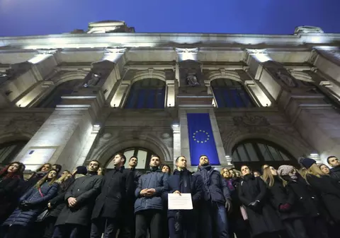 Funcționarii vor putea comite de acum abuzuri „legale” dacă le fac pentru prieteni sau rude îndepărtate - procurori