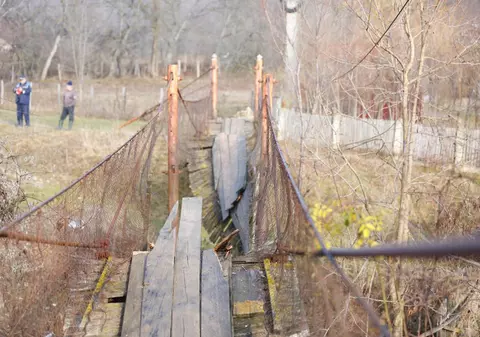 UPDATE/ Șase femei  au căzut în pârâu după ce puntea pe care o traversau s-a rupt. Starea victimelor (FOTO)