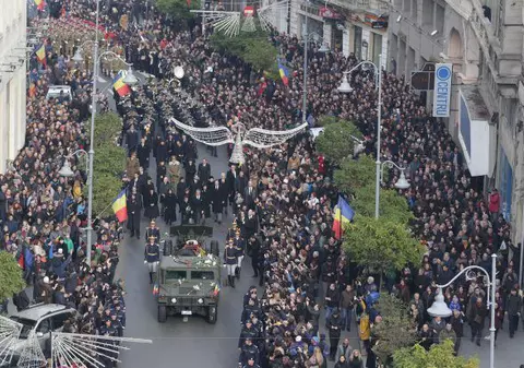 FOTO | Gestul emoționant făcut de un polițist pe ultimul drum al Regelui Mihai